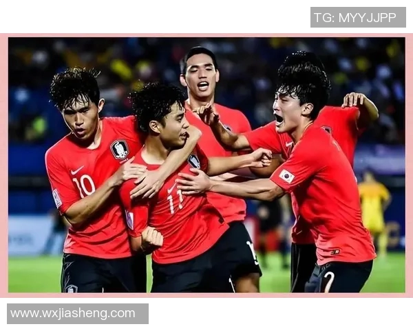 韩国街头偶遇足球明星拍照瞬间引发热议的视频分享